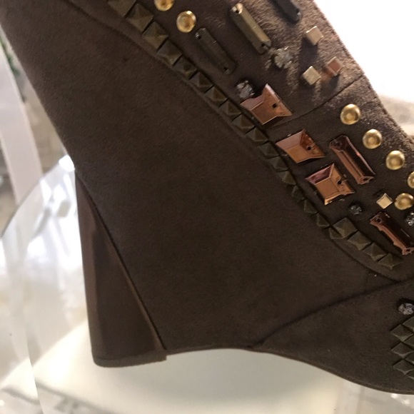 Suede and stone wedge shoes - Picture 4 of 5